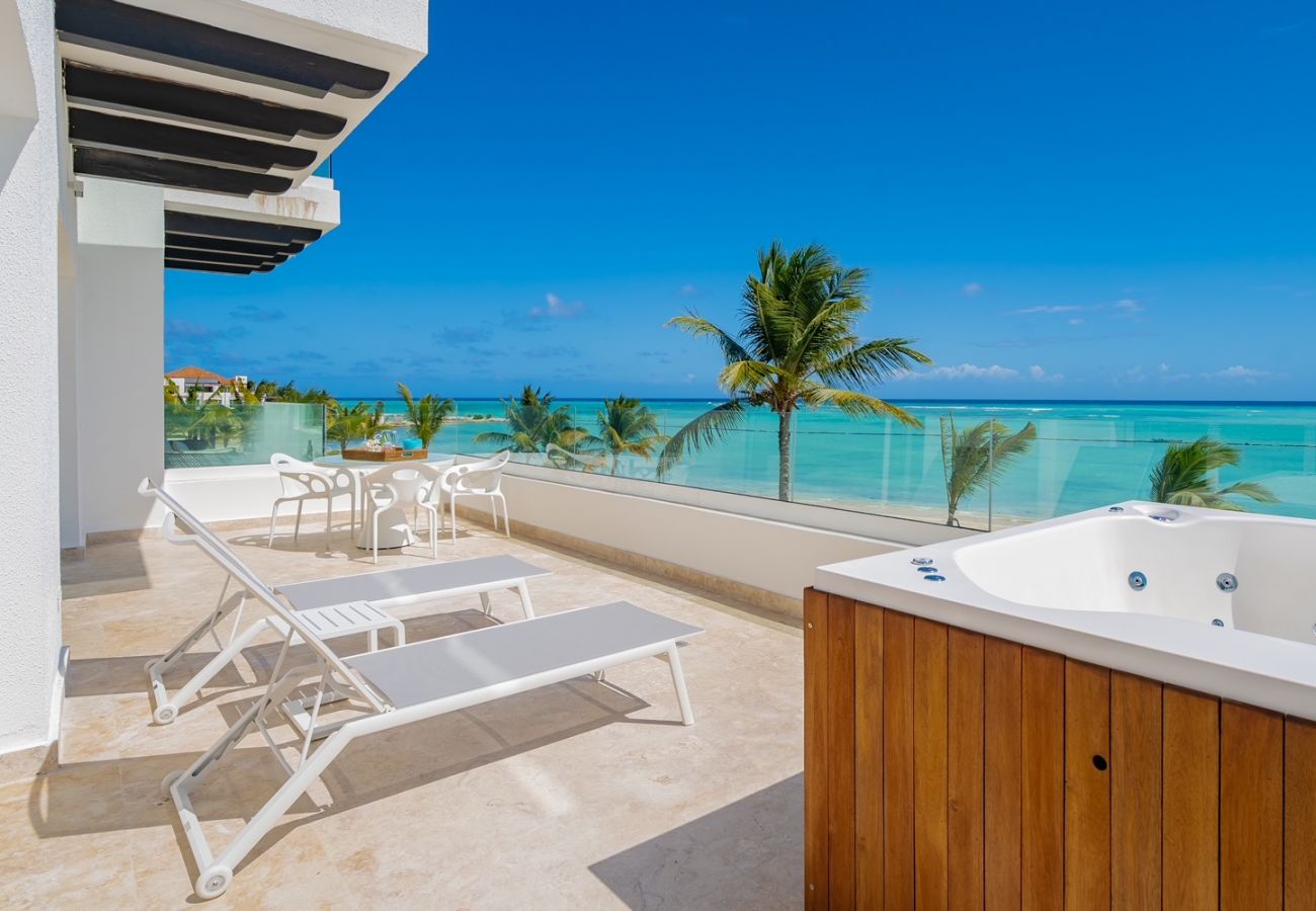 Apartamento en Punta Cana - Punta Palmera Beach Front with private cold jacuzzi